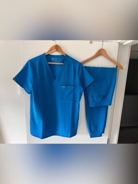 Figs Like New Blue Horizon Short Sleeve V-Neck Scrub Top and Zamora jogger L